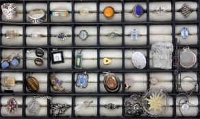 LOT VON 38 TEILEN SCHMUCK, meist