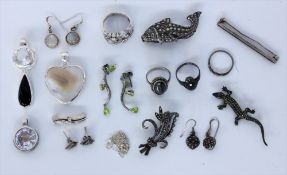 LOT VON 17 TEILEN SCHMUCK, meist