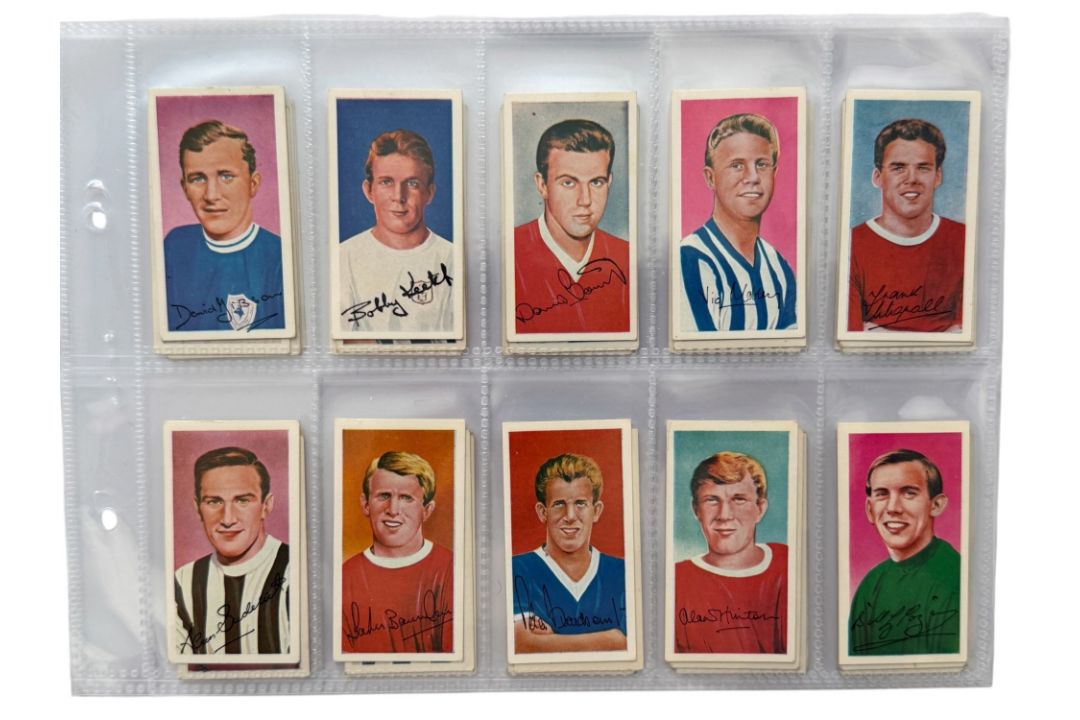 BARRATT & CO FAMOUS FOOTBALLERS TRADE CARDS, A13, FULL SET OF 50 CARDS. - Image 1 of 4