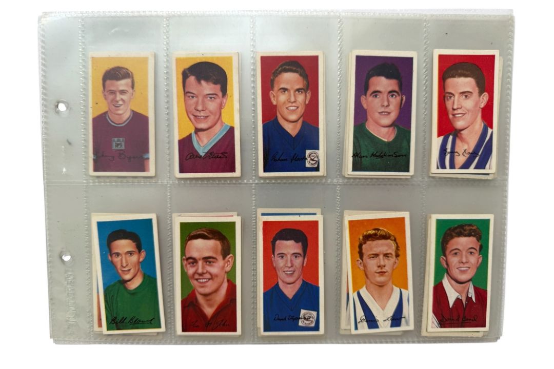 BARRATT & CO FAMOUS FOOTBALLERS TRADE CARDS, A9, FULL SET OF 50 CARDS. - Image 1 of 6
