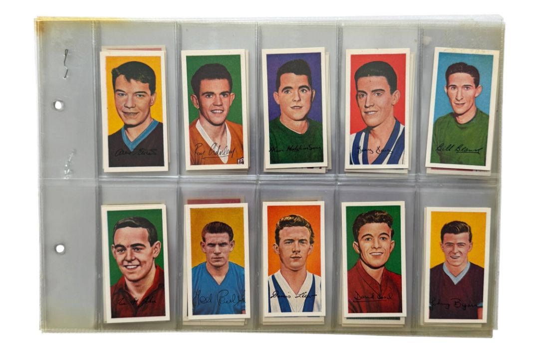 BARRATT & CO FAMOUS FOOTBALLERS TRADE CARDS, A10, FULL SET OF 50 CARDS. - Image 1 of 4
