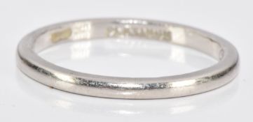 A platinum wedding band / ring, 3g, size M
