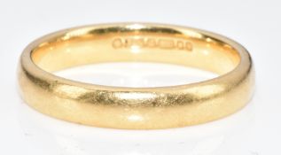An 18ct gold wedding band / ring, 5.8g, size S