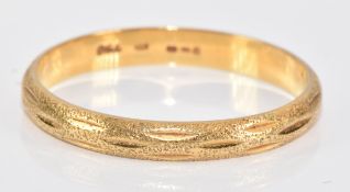 An 18ct gold wedding band / ring with textured decoration, 2.7g, size T