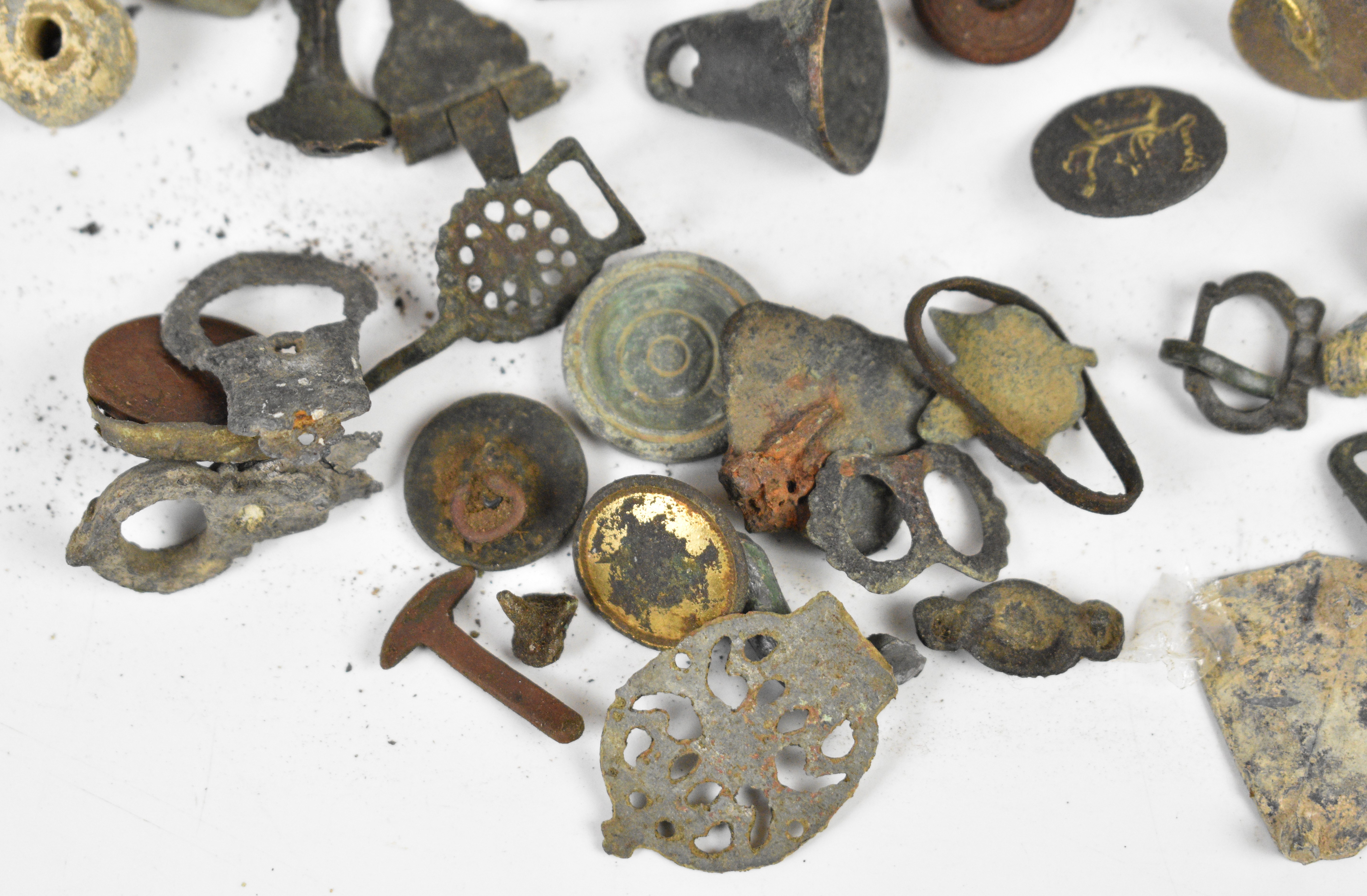 A large collection of metal detector finds and collectibles including badges, military buttons and - Image 9 of 10