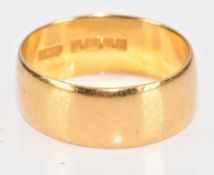 A 22ct gold wedding band / ring, 5.1g, size L