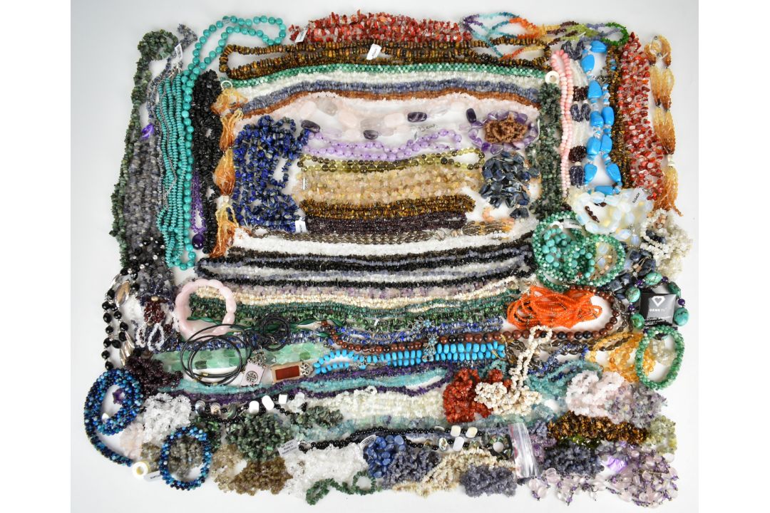 A large collection of mainly certificated beads including amethyst, green agate, smoky quartz and - Image 1 of 5