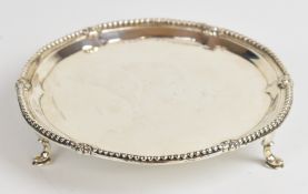 Georgian hallmarked silver card tray or small salver with beaded edge, raised on three feet,