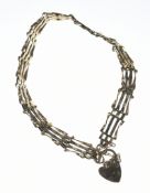 A 9ct gold gate bracelet with heart clasp, 3.9g, 17.5cm