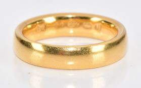 A 22ct gold wedding ring / band, Birmingham 1944, 7g, size K
