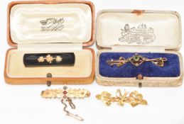 Edwardian 9ct gold brooch in the form of a swallow holding a letter and two hearts by WBs (2.2g),