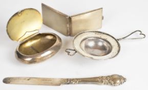 Victorian or Edward VII hallmarked silver squeeze to open snuff box, hallmarked silver tea strainer,
