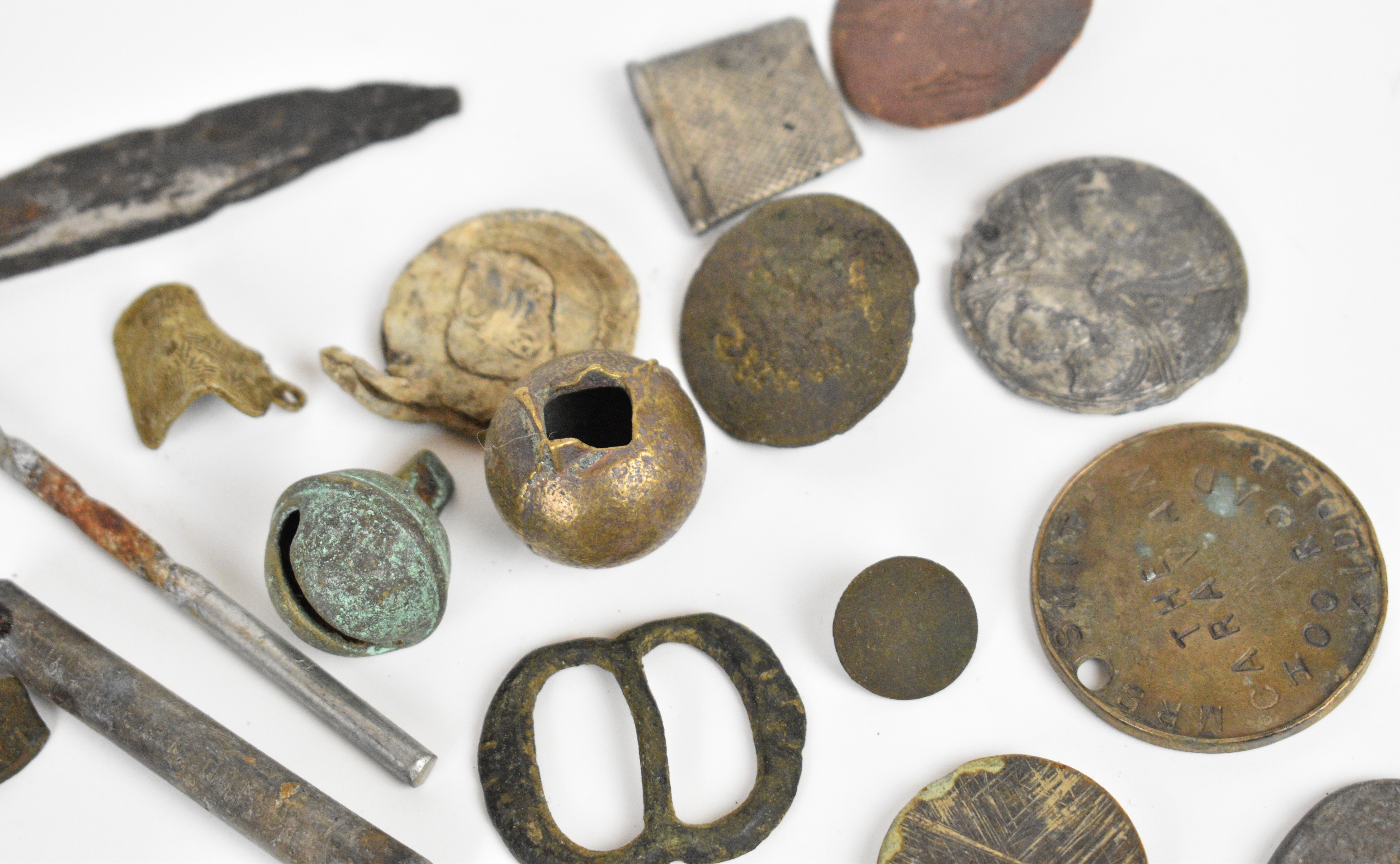 A large collection of metal detector finds and collectibles including badges, military buttons and - Image 3 of 10
