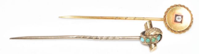 Victorian stick pin set with an old cut diamond (1.6g, 4.5cm) and a yellow metal stick pin set