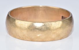 A 9ct gold wedding band / ring with faceted decoration, 5.9g, size T