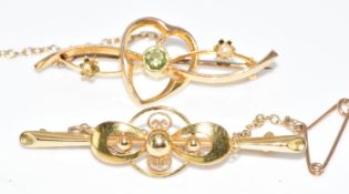 Edwardian 15ct gold brooch set with a peridot and a seed pearl (one pearl missing, 2g, 3.6cm) and