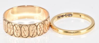 An 18ct gold wedding band / ring (1.9g, size H) and a 9ct gold wedding band / ring (2.2g, size L)