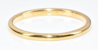 A 22ct gold wedding ring / band, 2.6g, size T