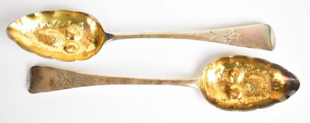 Pair of Georgian hallmarked silver berry spoons with gilt bowls, London 1810, maker George Wintle,