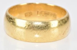 An 18ct gold wedding band / ring, 11.6g, size S