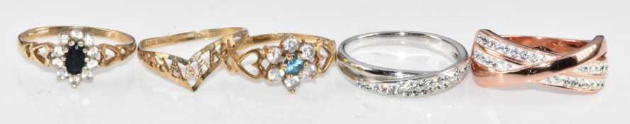 Three 9ct gold rings (3.3g, sizes I, J and L) and two silver rings, sizes M & N
