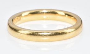 An 18ct gold wedding band / ring, 4.5g, size L/M
