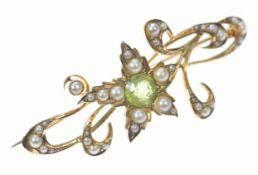 Art Nouveau 15ct gold brooch set with a peridot and split pearls, in original 'J.W.Benson' box,