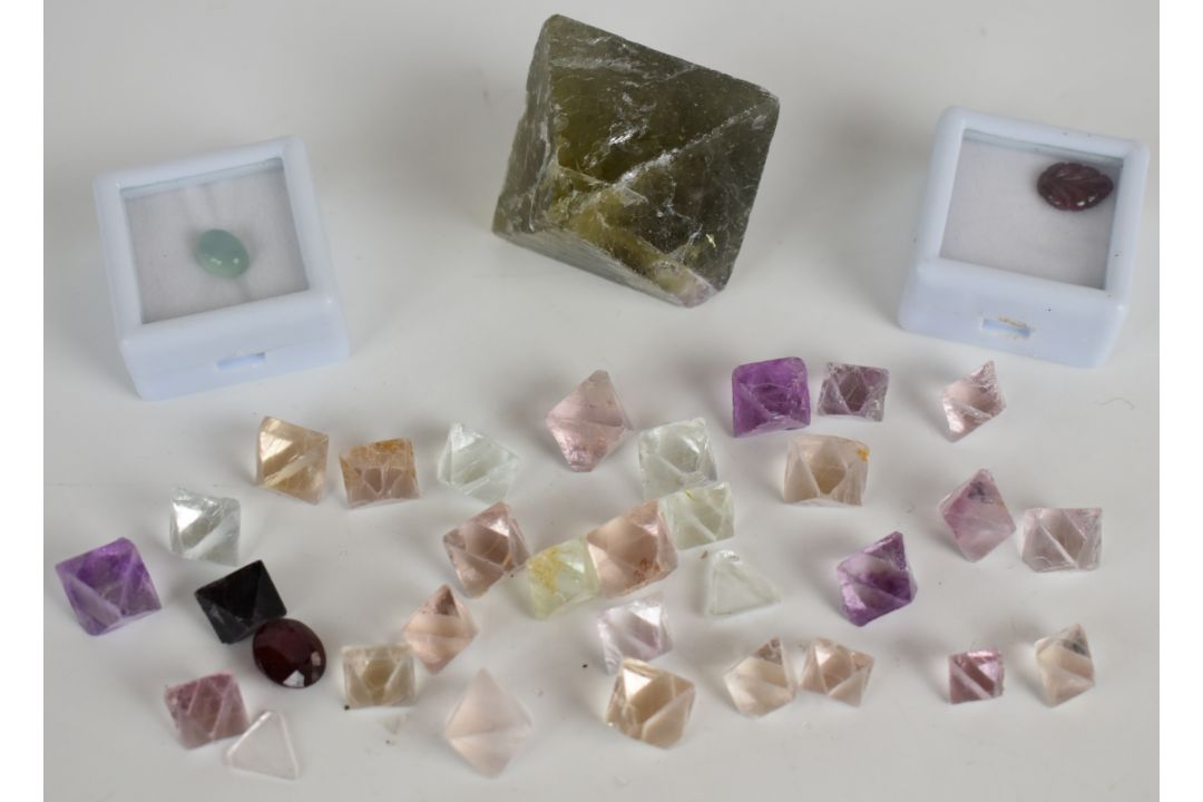 A collection of loose uncut fluorite stones (533ct), a 1.5ct chalcedony cabochon, 2.5ct ruby - Image 1 of 6