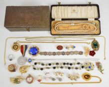A collection of jewellery including gold plated Victorian brooch, Hollywood pendant, vintage