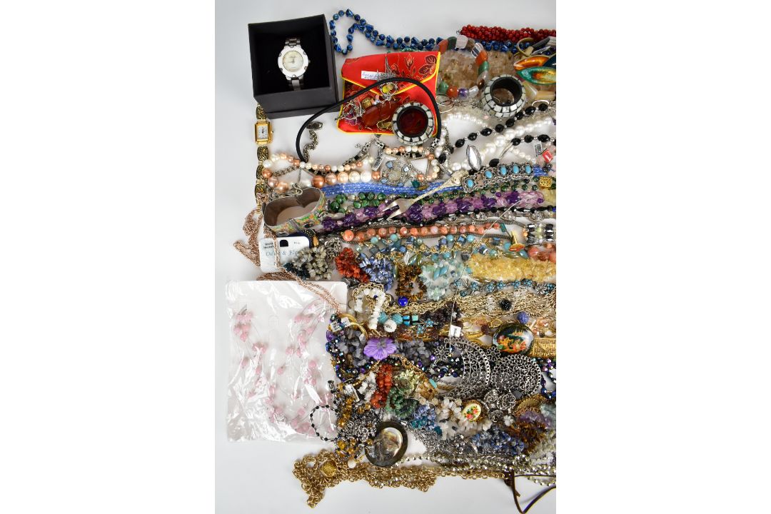 A collection of jewellery including lacquer brooches, necklaces including Erwin Pearl, silver, - Image 2 of 5