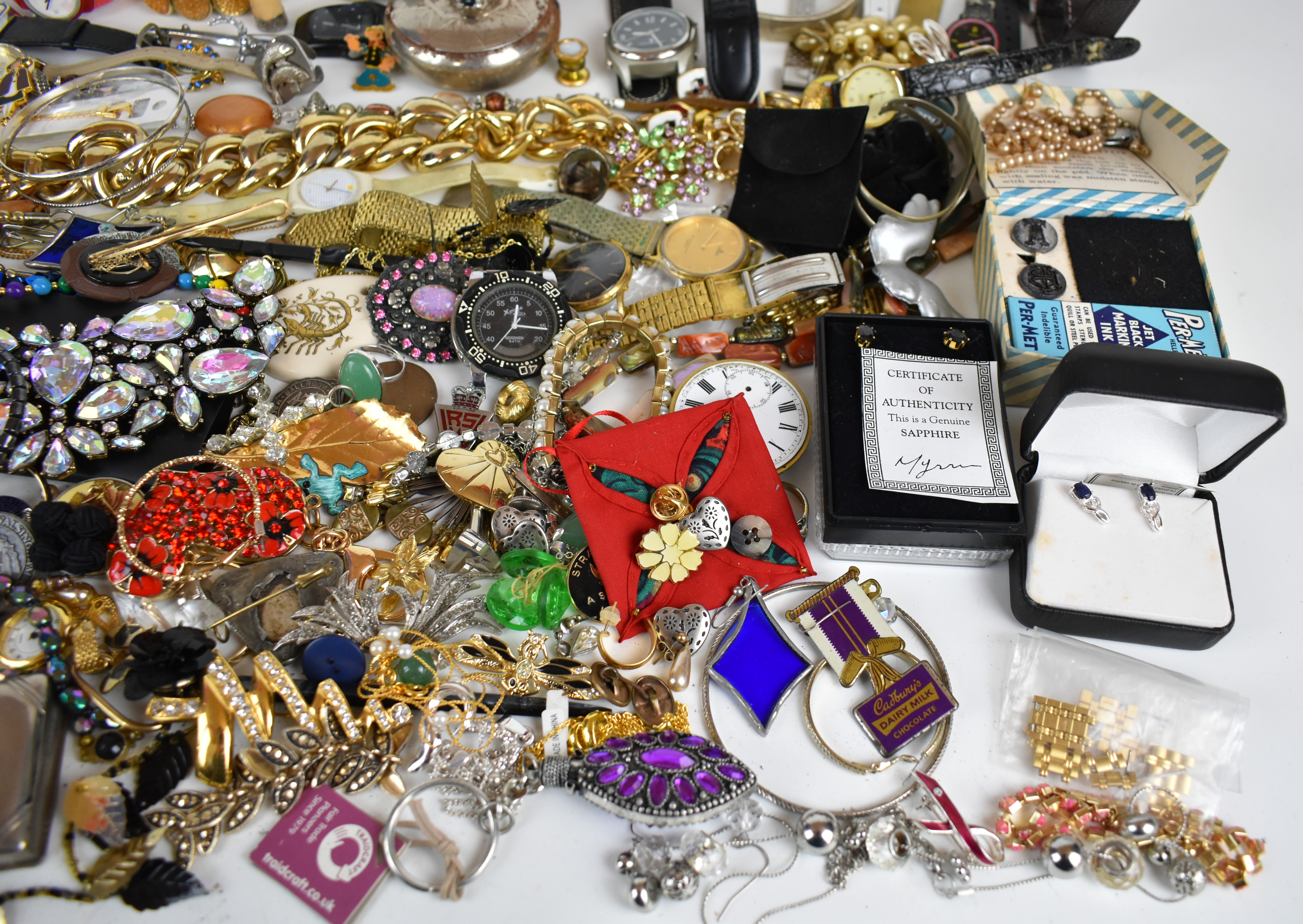 A collection of jewellery and watches including Accurist, Casio, Swatch, Ingersoll, Vogue compact, - Image 7 of 9