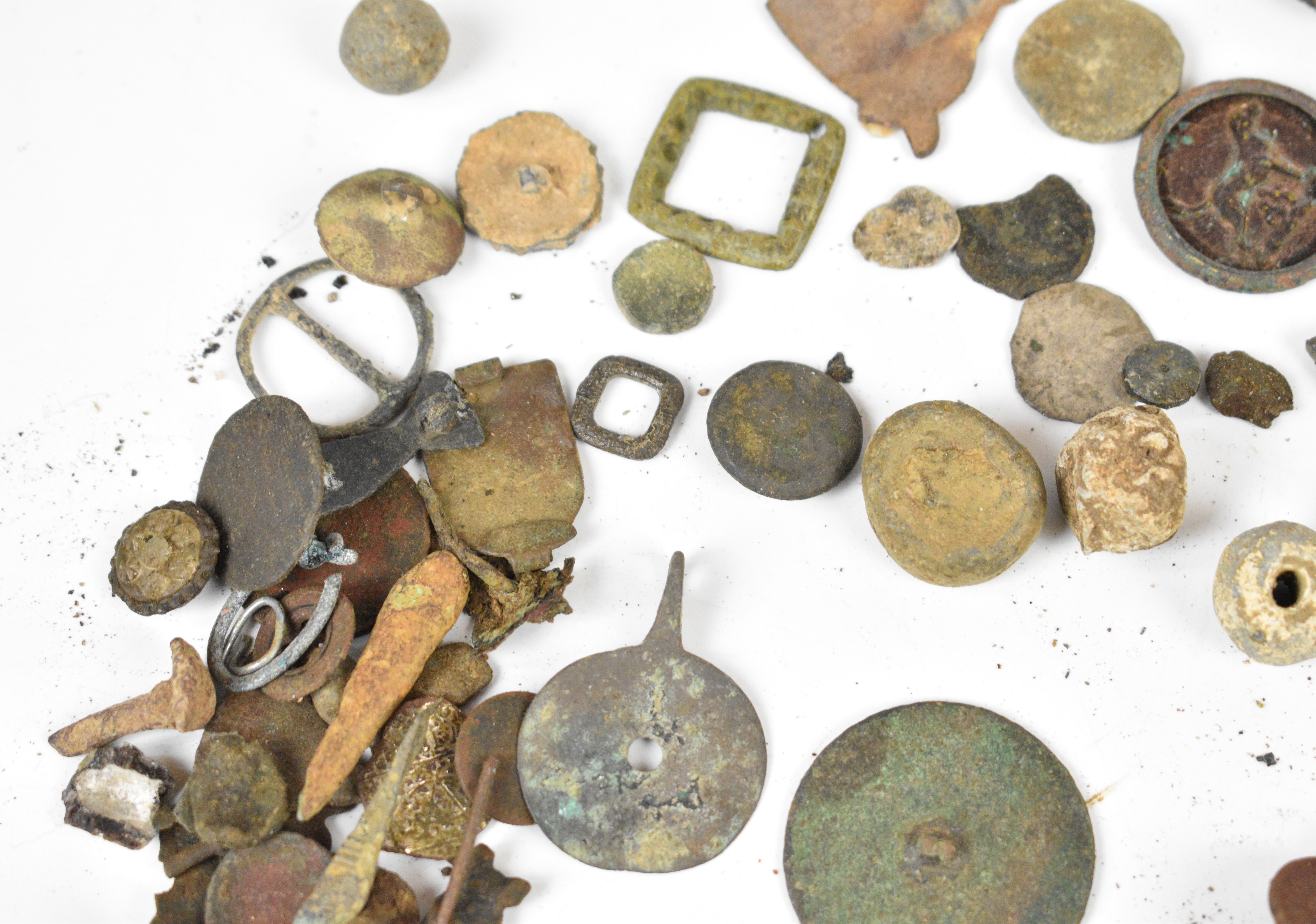 A large collection of metal detector finds and collectibles including badges, military buttons and - Image 10 of 10