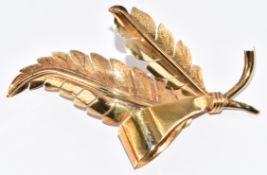 An 18k gold brooch in the form of leaves, 7.7g, 6cm
