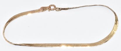 A 9ct gold ribbon bracelet, 1.3g, 17.5cm