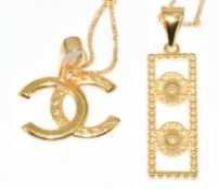 Two 18ct pendants on chains, 1.4g