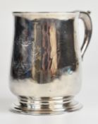 Georgian hallmarked silver pint tankard of plain baluster form with scroll handle, London 1739,