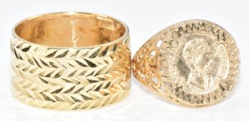 A 9ct gold wedding band with zigzag decoration and a 9ct gold ring set with a faux coin, 3.5g, sizes