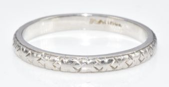 Art Deco platinum wedding band / ring with engraved decoration, 3.1g, size L