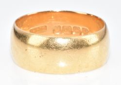 An 18ct gold wedding band / ring, Birmingham 1919, 10.5g, size R