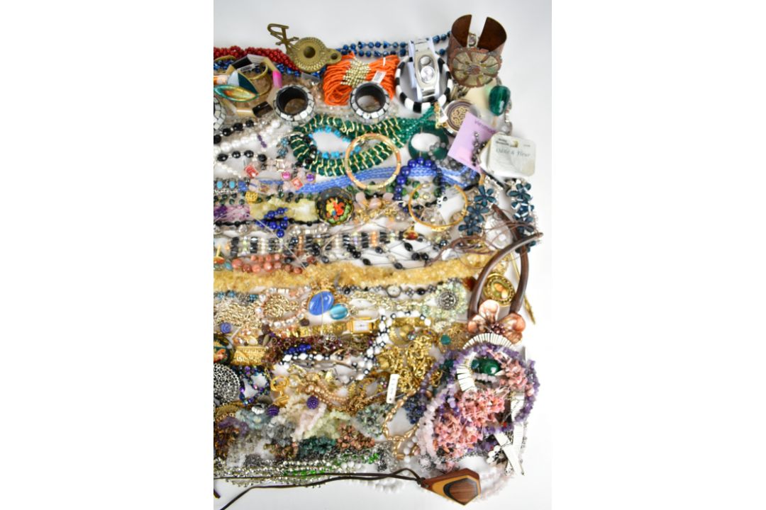 A collection of jewellery including lacquer brooches, necklaces including Erwin Pearl, silver, - Image 4 of 5