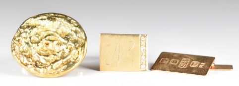Three single 9ct gold cufflinks, 12.7g