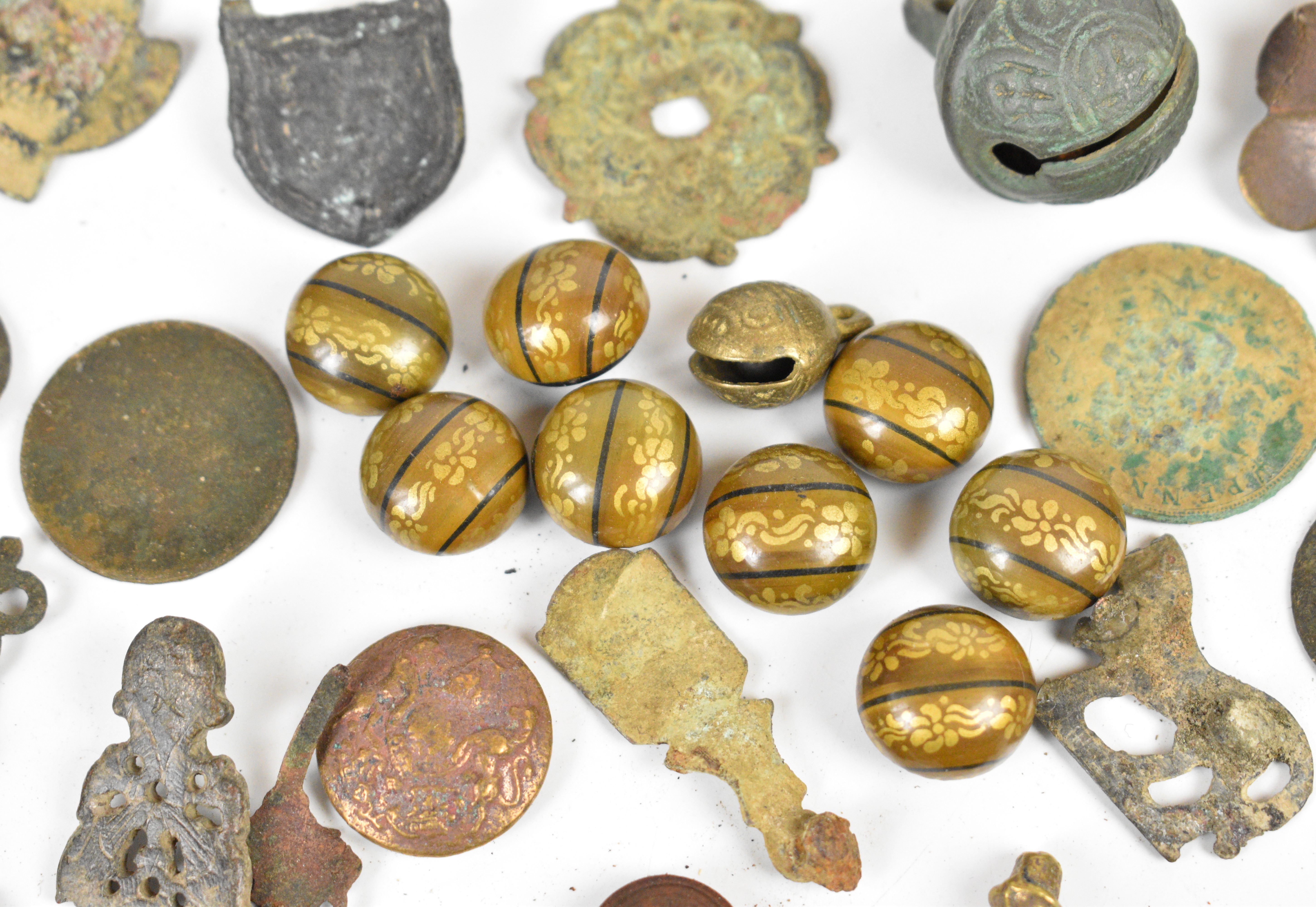 A large collection of metal detector finds and collectibles including badges, military buttons and - Image 7 of 10