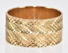A 9ct gold wedding band / ring with textured detail, 4.3g, size Q