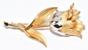 An 18ct gold brooch in the form of a tulip, 7.2g, 4.1cm