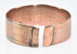 Georgian 9ct gold mourning ring, engraved 1799, 1.5g (band cut)