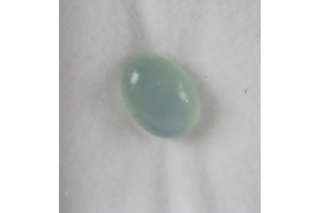 A collection of loose uncut fluorite stones (533ct), a 1.5ct chalcedony cabochon, 2.5ct ruby - Image 2 of 6