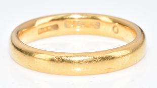 A 22ct gold wedding band / ring, 5.6g, size N