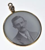 A 9ct gold locket, Chester 1915, 4g, 2.4cm