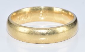 An 18ct gold wedding band / ring, 8g, size R