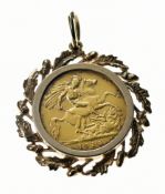 1910 gold half sovereign in 9ct gold acorn and oak leaf mount, 7.7g